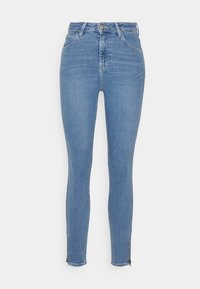 Jeans ajustados en denim azul claro. Diseño de cintura alta con una textura suave, que presenta cremalleras en los puños y un estilo clásico de cinco bolsillos.