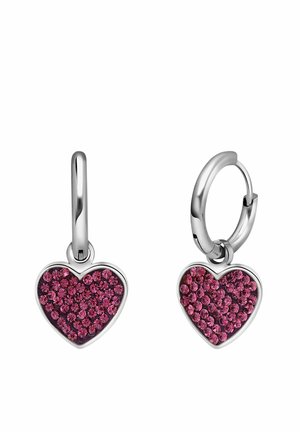 Zilveren creolen met hangende hartvormige bedels bezet met kleine roze edelstenen, afgebeeld tegen een witte achtergrond.