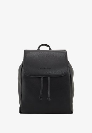 Zaino in pelle nera con superficie tessurizzata, chiusura a patta, caratteristica del cordoncino e manico superiore. Logo del brand visibile sul davanti.