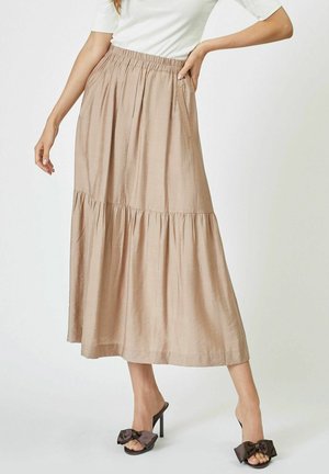 Beige, gestufter Maxikleid mit elastischem Bund. Hergestellt aus leichtem Stoff, bietet es eine weiche Textur und eine fließende Silhouette.