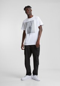 Mister Tee PEACE SIGN - Triko s potiskem - white