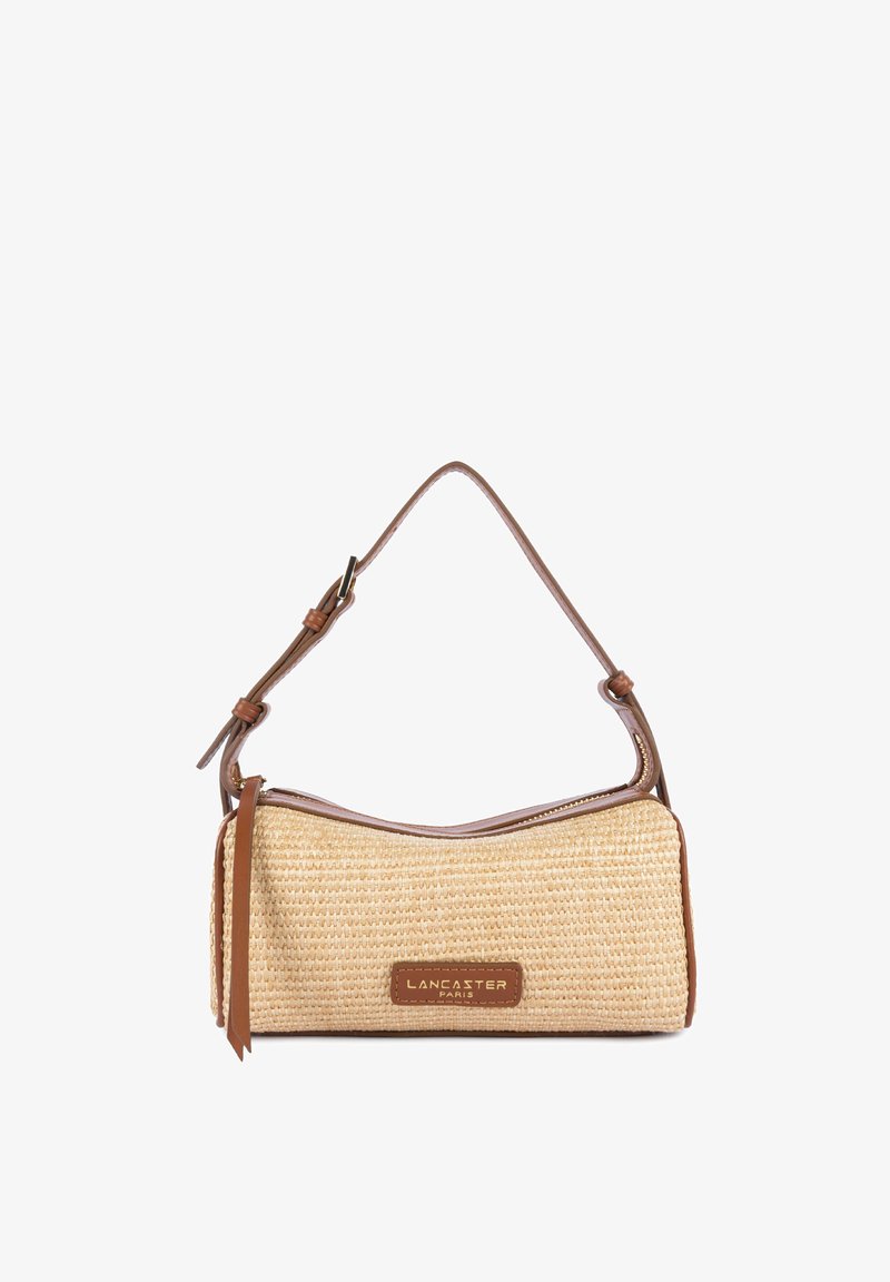 Petit sac à main rectangulaire en paille tressée avec garniture en cuir marron, bandoulière réglable, fermeture éclair et écusson du logo Lancaster Paris à l'avant.
