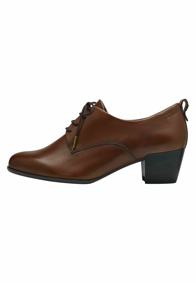 Chaussure en cuir marron avec un petit talon carré, dotée d'un bout pointu et d'un design à lacets. Des coutures texturées mettent en valeur la tige.