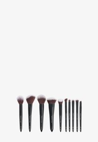Ein Set von zehn Makeup-Pinseln mit schwarzen Griffen, die in Größen und Formen variieren. Die weichen Borsten haben weiße Spitzen und dunkelbraune Füße.