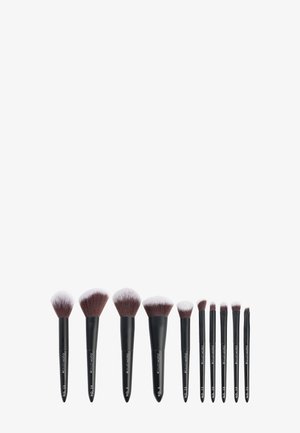 Ensemble de dix pinceaux de maquillage avec des poignées noires, de différentes tailles et formes. Les poils doux présentent des pointes blanches et des bases brun foncé.