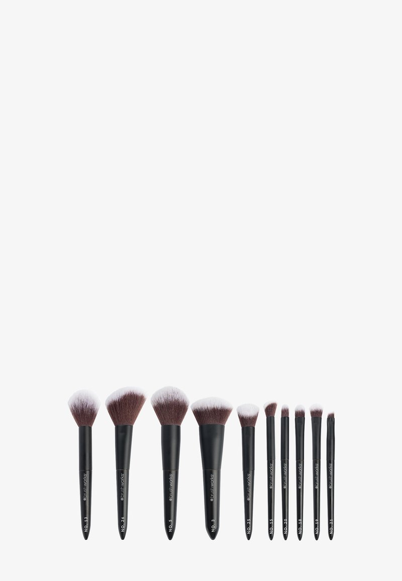 Ein Set von zehn Makeup-Pinseln mit schwarzen Griffen, die in Größen und Formen variieren. Die weichen Borsten haben weiße Spitzen und dunkelbraune Füße.