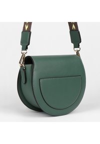 Borsa a tracolla in pelle verde con forma arrotondata, tasca frontale in rilievo e tracolla regolabile con accenti marroni e gialli. Ferramenta dorata.