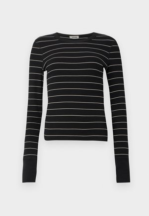 Zwarte langmouw fitted top met dunne witte horizontale strepen en verlengde mouwen, weergegeven op een effen witte achtergrond.