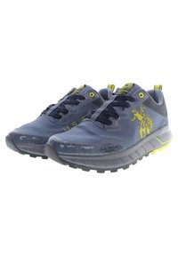 Marinblå sportskor med en texturerad ovandel, gula detaljer, en reflekterande tåhätta och en robust sula för bättre grepp.