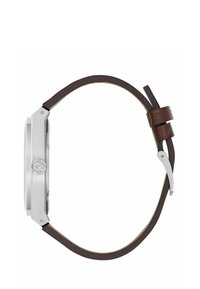 Silverfärgad klocka i rostfritt stål med brunt läderarmband. Har en strukturerad yta och en rund krona på sidan.