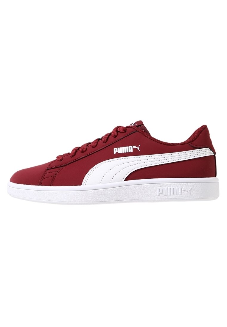 Zapatillas sintéticas rojas con una franja lateral blanca, que presentan una superficie texturizada, punta redonda, suela blanca plana y acentos del logo de PUMA.