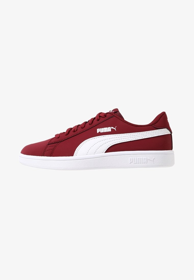 Zapatillas sintéticas rojas con una franja lateral blanca, que presentan una superficie texturizada, punta redonda, suela blanca plana y acentos del logo de PUMA.