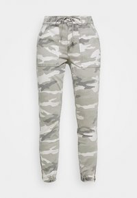 Kamouflage joggerbyxor i nyanser av grått och grönt, med elastisk midja och dragsko, sidofickor och elastiska muddar.
