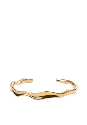 Open gouden armband met een glad, golvend ontwerp en gepolijste afwerking, getoond tegen een witte achtergrond.