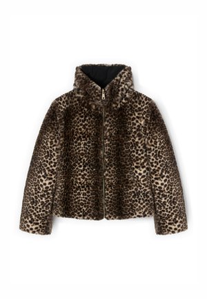 Hnědý a černý leopardí vzor na umělé kožešinové bundě s vysokým límcem a předním zipem, položena na bílé pozadí.