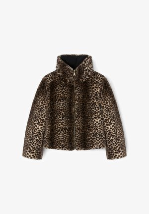 Hnědý a černý leopardí vzor na umělé kožešinové bundě s vysokým límcem a předním zipem, položena na bílé pozadí.
