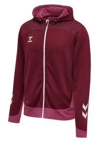 Donkerrode hoodie met ritssluiting, roze boorden en zoom, witte rits, hummel-logo op de borst, gestippeld patroon op de schouders en witte chevrons op de mouwen.