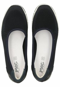 Černé síťované slip-on boty s kulatou špičkou, texturovaným svrškem a kontrastním námořnickým obratlem. Mají bílou flexibilní podrážku. Podrobné značení uvnitř.