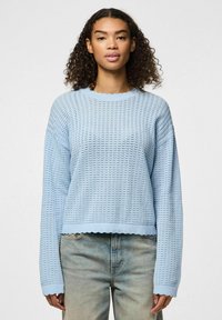 Helles blaues Strickpullover mit einem strukturierten Muster, gerippten Bündchen und gewelltem Saum. Das Design bietet eine lockere Passform und einen Rundhalsausschnitt.