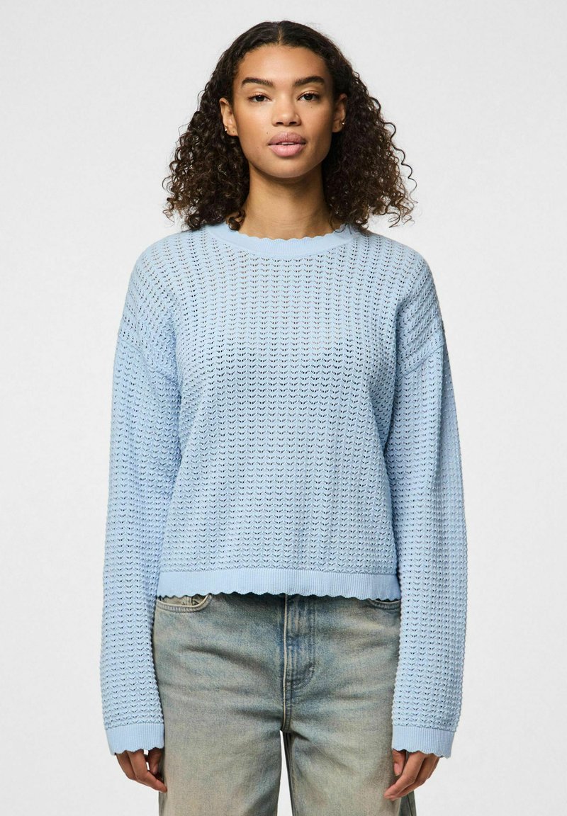 Helles blaues Strickpullover mit einem strukturierten Muster, gerippten Bündchen und gewelltem Saum. Das Design bietet eine lockere Passform und einen Rundhalsausschnitt.