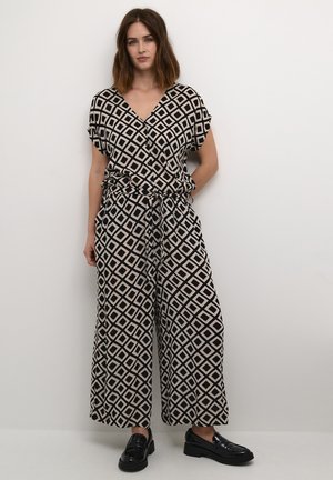 Jumpsuit nero e beige con motivo, scollatura a V e maniche corte, dotato di cintura da annodare, gambe ampie e design geometrico a diamante.