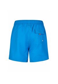 Shorts de bain bleus en tissu léger, avec une taille élastique et une poche arrière ornée d'une petite étiquette logo tricolore.