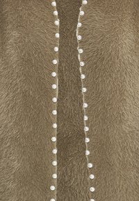 Faux fur-väst i ljusbrunt med en mjuk textur, med en rad vita pärlor längs framkant som dekorativa accenter.