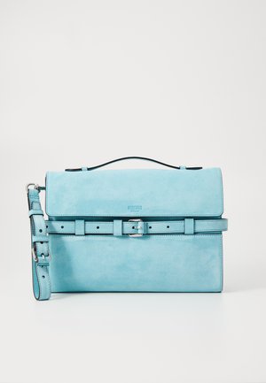 Sac à main en daim bleu clair avec une fermeture rabat, une bandoulière ajustable et des éléments en métal argenté. Présente une accentuation de type ceinture sur l'avant.