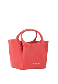 Borsa a mano in pelle rossa con lato testurizzato, doppi manici arrotondati e logo "Valentino" dorato sul davanti. Forma compatta e strutturata.