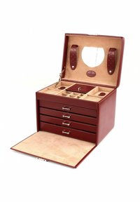 Coffre à bijoux en cuir avec un extérieur rouge profond, un intérieur beige, plusieurs tiroirs et un couvercle rabattable avec un miroir et des compartiments de rangement.