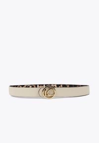 Beige läderbälte med en gyllene cirkulär spänne med ett präglat logotyp, och en leopardmönstrad insida. Slät textur, smal design.