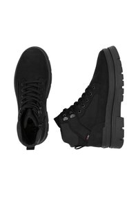Calzature nere realizzate in suede e mesh. Presentano una suola spessa, una chiusura con lacci nella parte frontale, un collare imbottito e occhielli in metallo. Accenti neri testurizzati presenti.