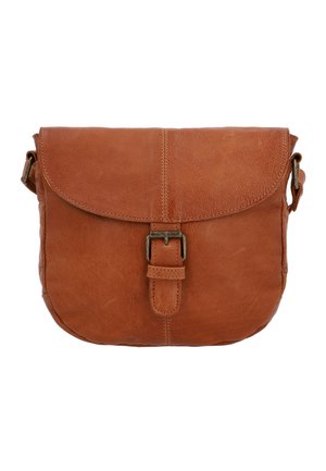 Hnědá kožená crossbody taška s klopou a kovovou přezkou, s texturovaným povrchem a nastavitelnými bočními popruhy.