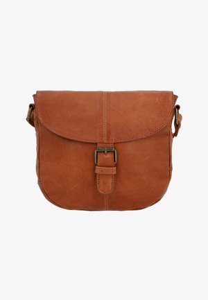 Hnědá kožená crossbody taška s klopou a kovovou přezkou, s texturovaným povrchem a nastavitelnými bočními popruhy.