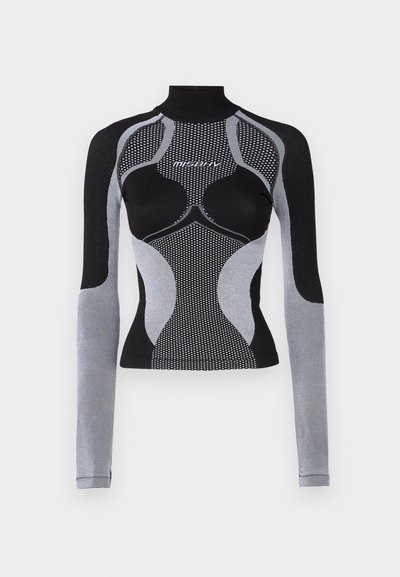 Hosszú ujjú sport felső, amely illeszkedő kialakítással rendelkezik, fekete és szürke panelekből áll, textúrált anyagból készült, és magas gallérral rendelkezik. Átszellőző mesh részletek találhatóak rajta.
