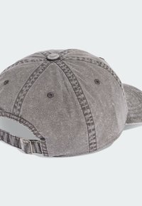 Szürke pamut baseballsapka ívelt napellenzővel, varrással díszített, állítható pánttal és szellőzőlyukakkal. Puha tapintású.