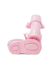 Bottes imperméables roses avec une finition brillante, bout arrondi, accents en ruban et semelles texturées pour une meilleure adhérence. Détails de doublure douce visibles.
