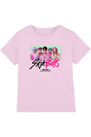 Hellrosa T-Shirt mit einer Grafik von fünf stilisierten Figuren in Pastelltönen und dem Text "Saija Boys K-Pop Demon Hunters" darunter.