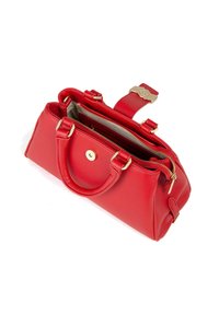 Bolso de mano de cuero rojo con herrajes dorados, cierre de cremallera, asas dobles y correa desmontable. Presenta un acabado texturizado y compartimentos interiores.
