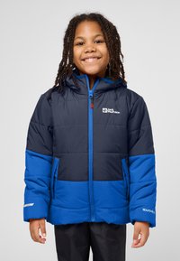 Giacca invernale imbottita in blu navy e blu, con chiusura a zip frontale, cappuccio staccabile e dettagli riflettenti. Materiale caldo e resistente all'acqua.