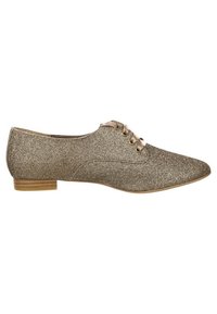 Chaussure Oxford marron clair en tissu texturé avec un léger brillant, dotée d'un bout pointu et de trois œillets pour lacets. Talon bas et plat.