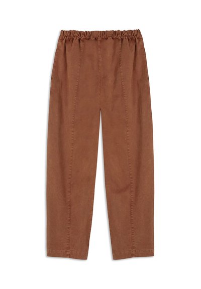 Pantalones de algodón marrón con pierna ancha, cinturilla elástica y una textura sutil. Presenta detalles de costura vertical en la parte delantera.