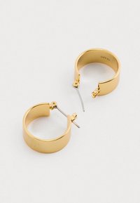 Náušnice z pozláteného kovu vo forme kruhu s lešteným povrchom, obsahujúce bezpečné pántové zapínanie a minimalistický okrúhly dizajn.