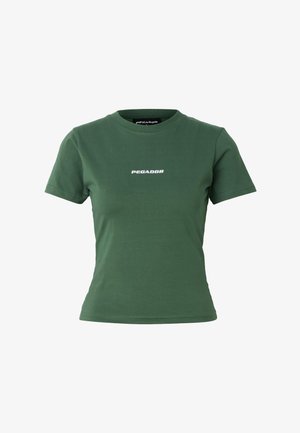 Ciemnozielona dopasowana koszulka z krótkim rękawem, okrągłym dekoltem i białym napisem "PEGADOR" na środku klatki piersiowej.