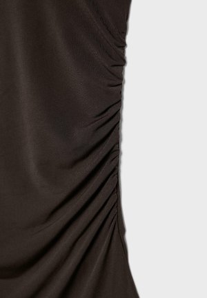 Tessuto marrone scuro con dettagli di arricciatura raccolta lungo un lato su uno sfondo tessile liscio.