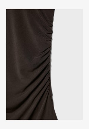 Tessuto marrone scuro con dettagli di arricciatura raccolta lungo un lato su uno sfondo tessile liscio.