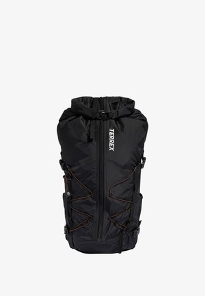 Crni Terrex ruksak s vrhom na vezanje, središnjim patentnim zatvaračem, naramenicama i narančastim detaljima. Izrađen od izdržljive, lagane tkanine.
