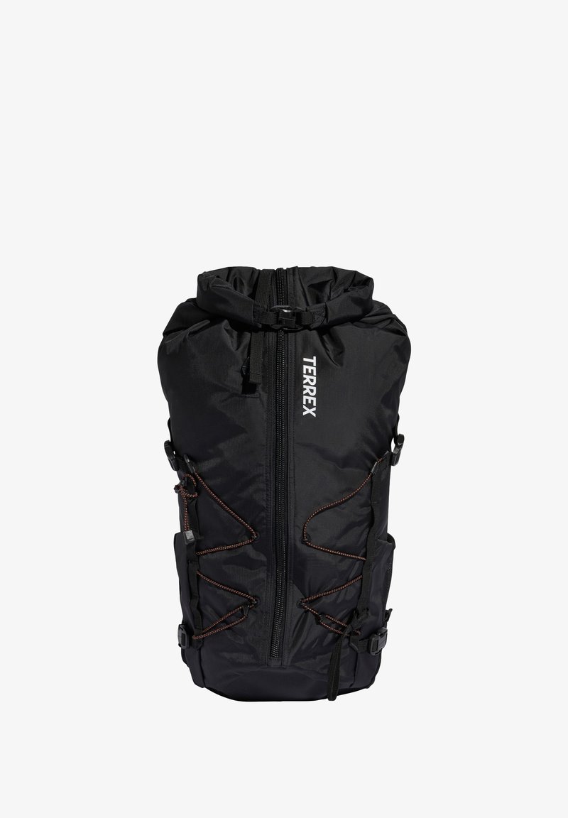 Crni Terrex ruksak s vrhom na vezanje, središnjim patentnim zatvaračem, naramenicama i narančastim detaljima. Izrađen od izdržljive, lagane tkanine.