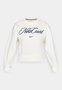 Άσπρη φούτερ Nike με το "NikeCourt" κεντημένο σε ναυτικό καλλιγραφικό στυλ πάνω από ανάγλυφα μπλοκ γράμματα, διαθέτοντας μια μικρή ναυτική σήμανση Nike από κάτω.