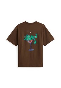 Bruine katoenen t-shirt met een afbeelding van een groene kikker in een roze cocktailglas met belletjes. Korte mouwen en een ronde halsontwerp.